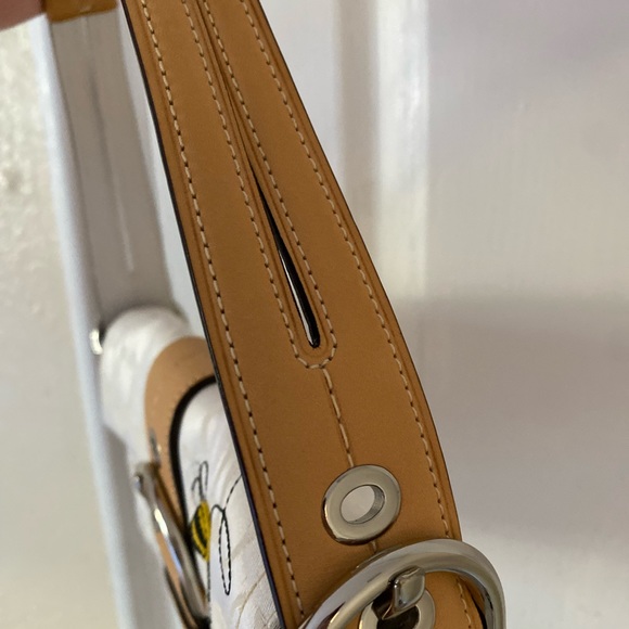 🐝Reposhing this cute unique and beautiful 🐝Coach purse. - Picture 9 of 13